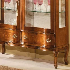 Barock Vitrine 2-türig Agosto mit Nussbaum Furnier^Wohnen Outlet