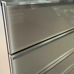 Wohnen Breite Kommode in Hellgrau mit Glasfront - Nucina