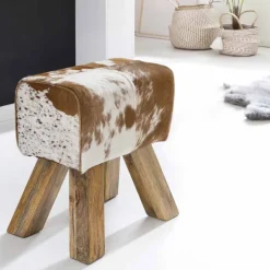 Wohnen Landhaus Sitzhocker Darinca mit Ziegenfell und Holz