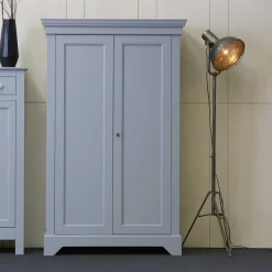 Wohnen Massivholz Kleiderschrank Saliara in Grau