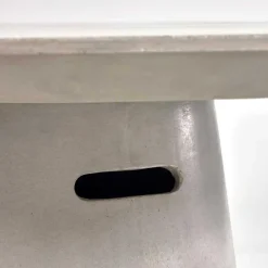 Runder Tisch aus Zement in Grau - Onan^Wohnen