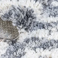 Wohnen Teppich mit handgeflochtenen Fransen in Creme und Grau - Juwan