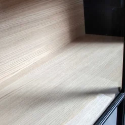 Vitrinenschrank in Kiefer und Schwarz - Angoro^Wohnen Outlet