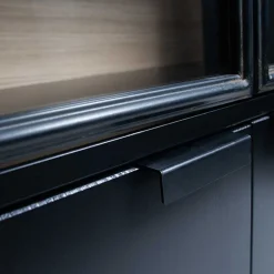 Vitrinenschrank in Kiefer und Schwarz - Angoro^Wohnen Outlet