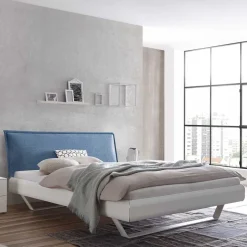 Weißes Designbett mit Polsterkopfteil in Blau - Giralna^Wohnen Online