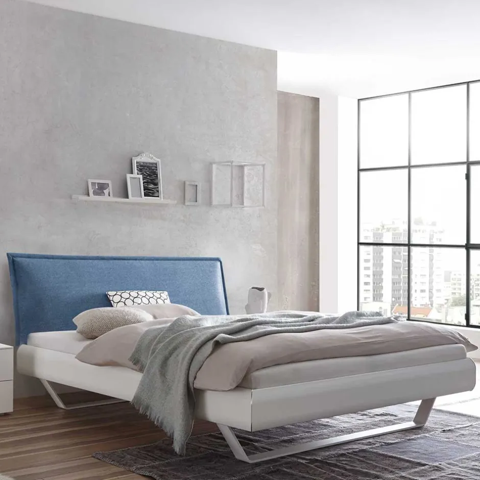 Weißes Designbett mit Polsterkopfteil in Blau - Giralna^Wohnen Online