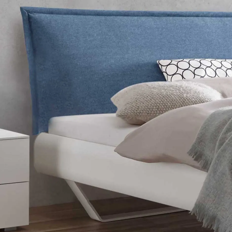 Weißes Designbett mit Polsterkopfteil in Blau - Giralna^Wohnen Online