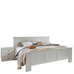 Weißes Doppelbett im Landhaus Look - Flinn^Wohnen New